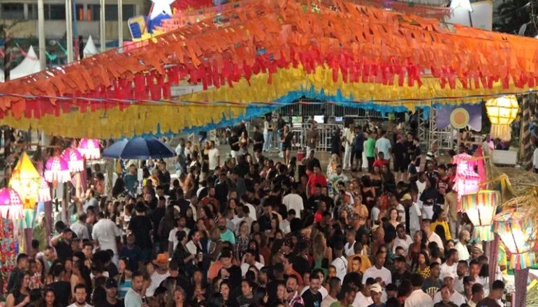 Cris Lima encanta Caravelas na última noite do São João 2025; prefeito Doutor Adalto prestigia de perto a festa