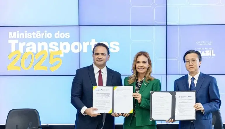 Brasil e China assinam acordo para estudar ferrovia até o Peru