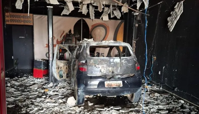 Incêndio destrói tudo em minutos na Garagem 75 e mobiliza solidariedade em Teixeira de Freitas