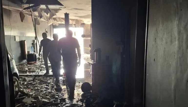 Incêndio destrói tudo em minutos na Garagem 75 e mobiliza solidariedade em Teixeira de Freitas
