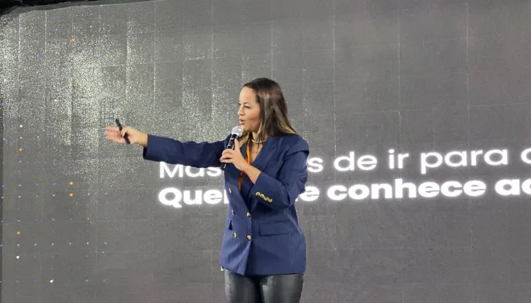 Fórum de Negócios reúne mais de 1.400 pessoas em Teixeira de Freitas com Camila Farani e Bruno Romano