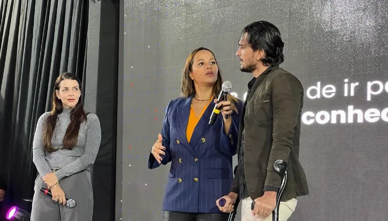 Fórum de Negócios reúne mais de 1.400 pessoas em Teixeira de Freitas com Camila Farani e Bruno Romano