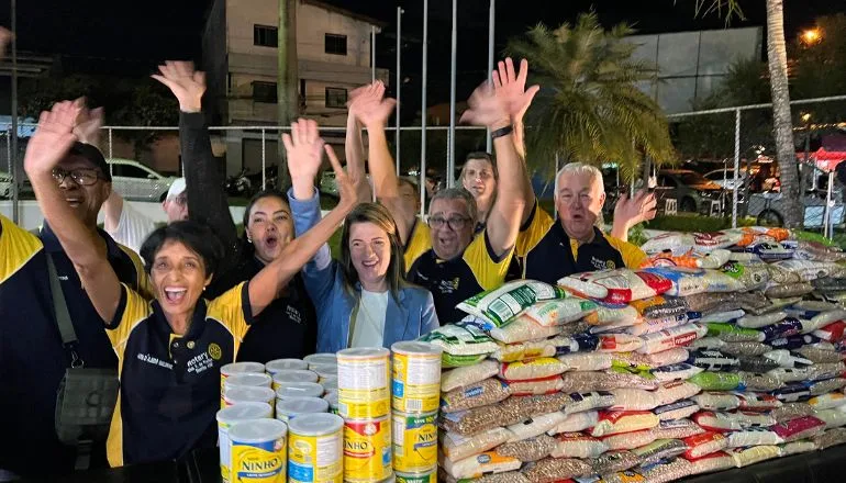 Fórum de Negócios reúne mais de 1.400 pessoas em Teixeira de Freitas com Camila Farani e Bruno Romano