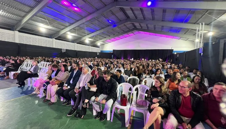 Fórum de Negócios reúne mais de 1.400 pessoas em Teixeira de Freitas com Camila Farani e Bruno Romano
