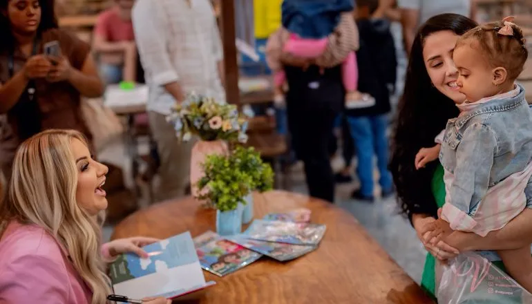 Da clínica ao encantamento: Valéria Ferreira lança seu primeiro livro no Shopping PátioMix pela Editora Asinha