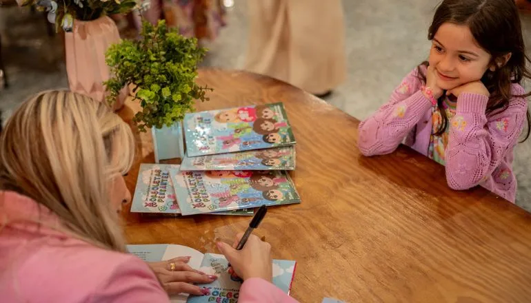 Da clínica ao encantamento: Valéria Ferreira lança seu primeiro livro no Shopping PátioMix pela Editora Asinha
