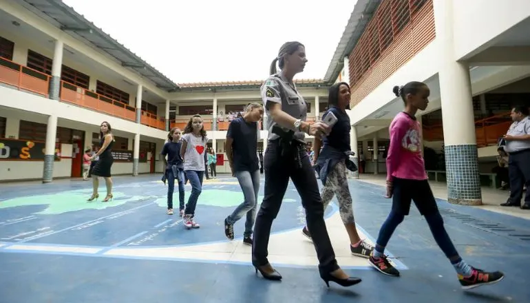 Estudantes se articulam contra o modelo cívico-militar em Minas Gerais