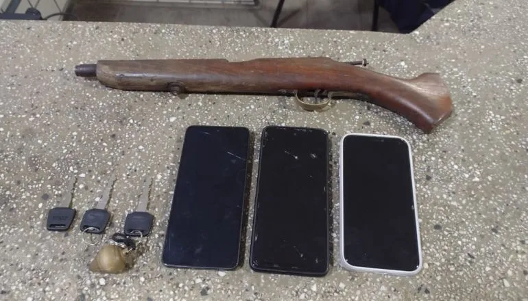 Polícia Militar prende dupla após série de roubos e recupera motocicletas e celulares em Teixeira de Freitas 