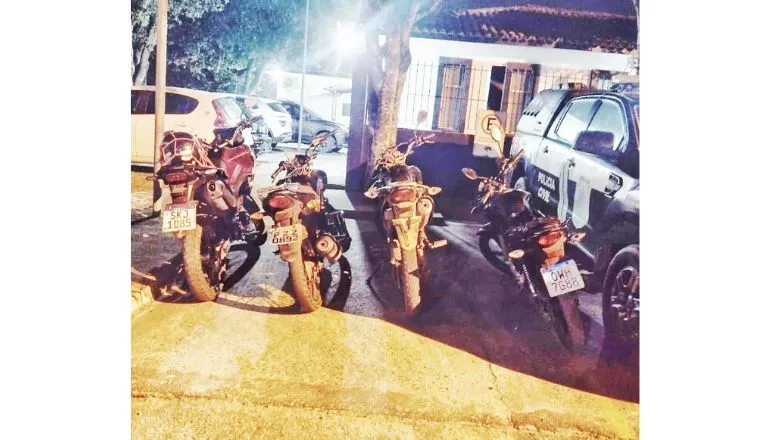 Polícia Militar prende dupla após série de roubos e recupera motocicletas e celulares em Teixeira de Freitas 