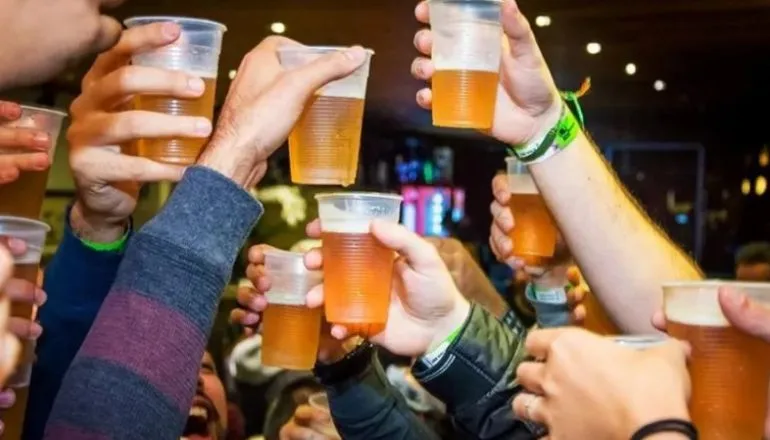 Dona de bar é presa após adolescentes consumirem bebida alcoólica no local
