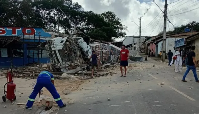 Carreta desgovernada atinge posto de combustível e causa susto em Itamaraju