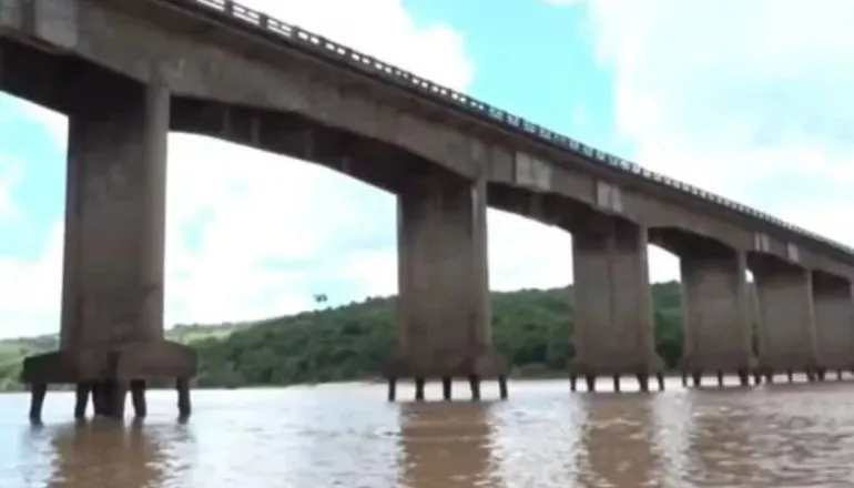 Ponte sobre o Rio Jequitinhonha volta a ter passagem para veículos pesados suspensa