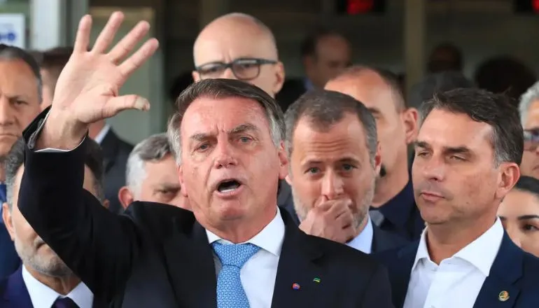 Moraes decreta prisão domiciliar de Bolsonaro por uso de redes sociais