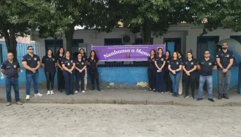 Policiais da DEAM de Teixeira de Freitas fazem minuto de silêncio por um ano do feminicídio da delegada Patrícia Jacques