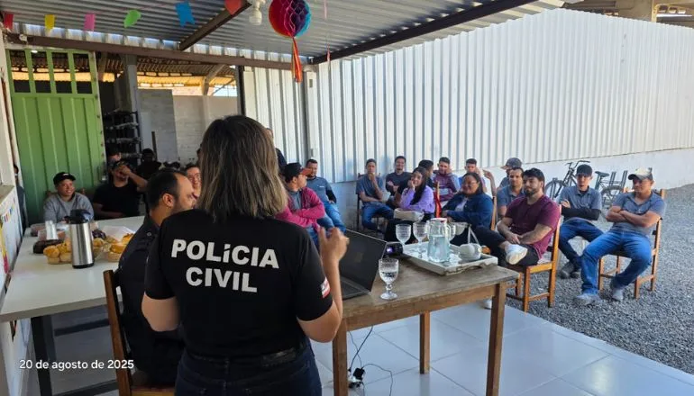 DEAM de Teixeira de Freitas realiza palestra sobre violência doméstica na Belakasa, em alusão ao Agosto Lilás