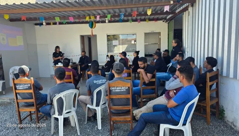 DEAM de Teixeira de Freitas realiza palestra sobre violência doméstica na Belakasa, em alusão ao Agosto Lilás