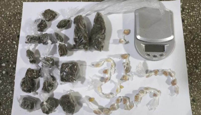 Polícia Militar apreende drogas e um simulacro de arma de fogo em Teixeira de Freitas; um suspeito foi preso