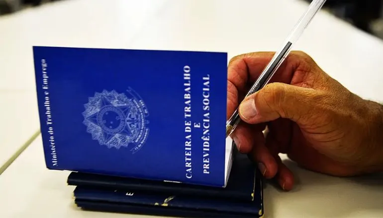 Desemprego recua para 5,6%, a menor taxa desde 2012, mostra IBGE