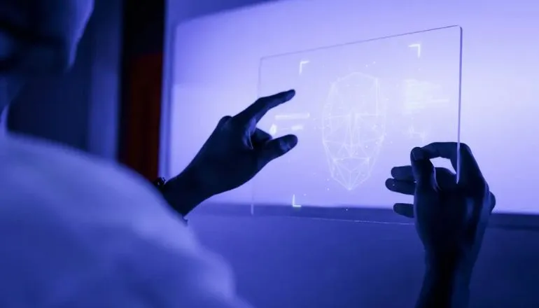 Inteligência artificial ameaça aprendizado da escrita, alerta autor