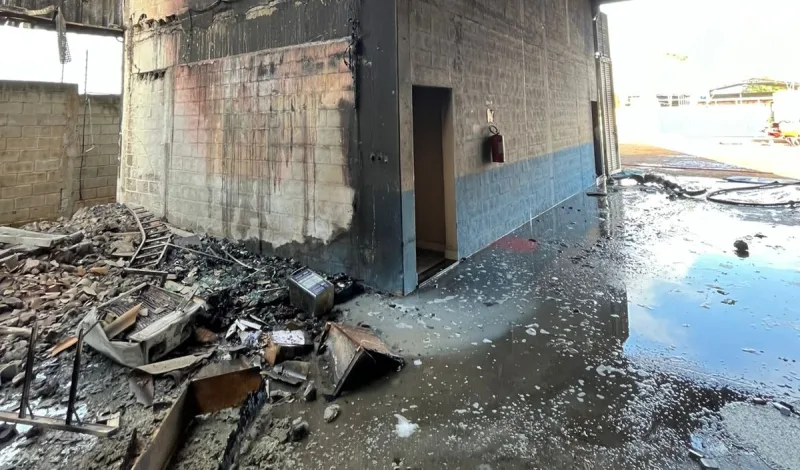 Incêndio atinge galpão no Polo Industrial de Teixeira de Freitas na madrugada deste domingo (21)