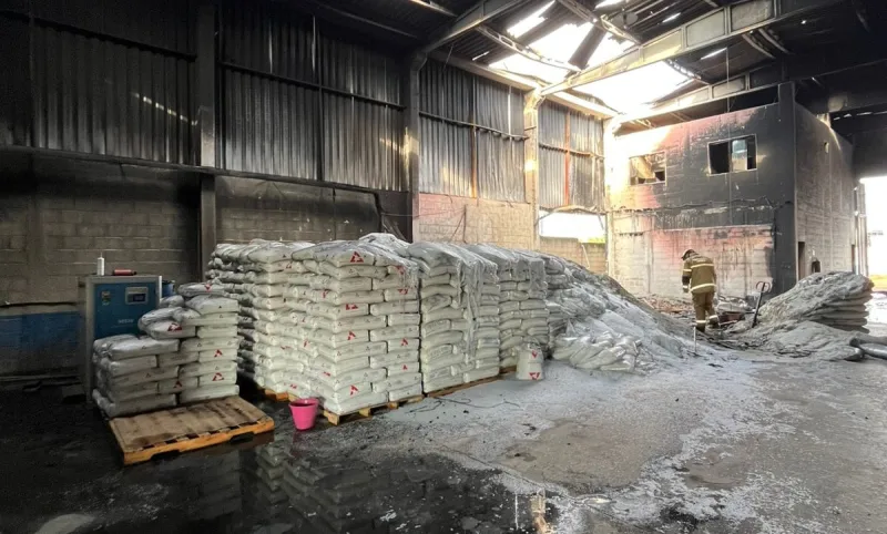 Incêndio atinge galpão no Polo Industrial de Teixeira de Freitas na madrugada deste domingo (21)