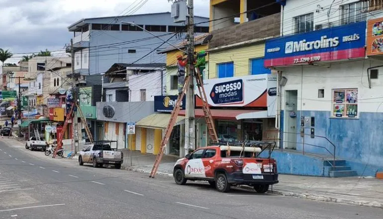 Fio em desuso? Aqui não! Conexão BA participa na retirada de cabos em postes em Itamaraju