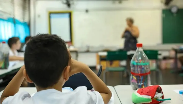 Governo abre canal para sugestões sobre uso de IA na educação Governo abre canal para sugestões sobre uso de IA na educação