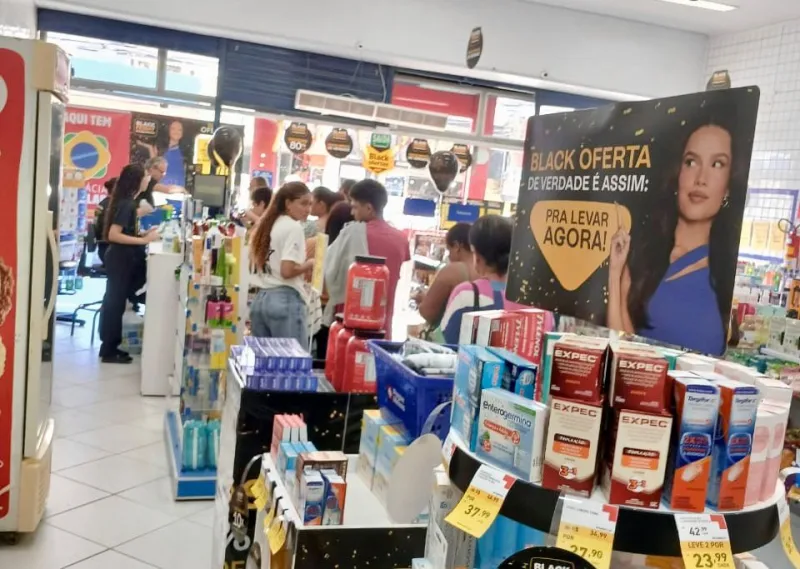 Superlotação, filas e pacientes fragilizados: situação crítica na Farmácia Pague Menos em Teixeira de Freitas