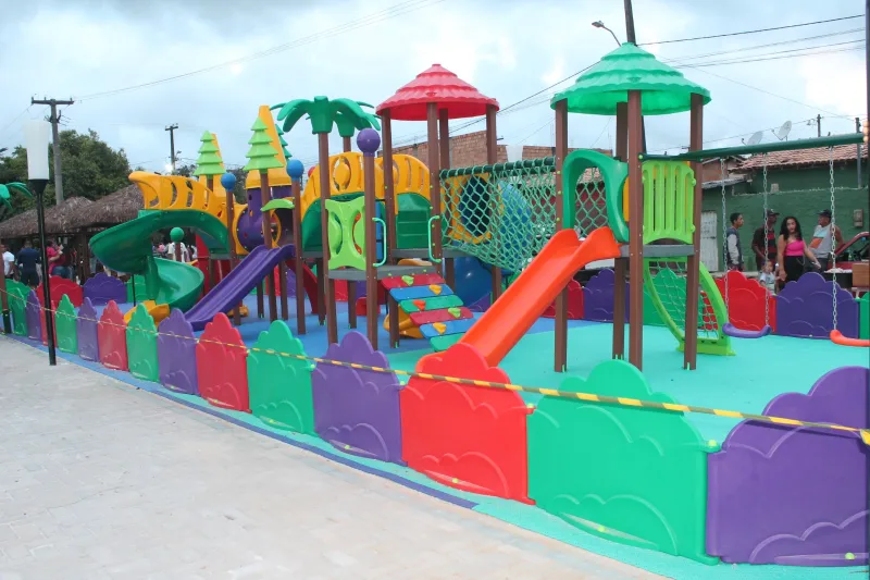 Prefeitura de Caravelas inaugura Praça Damor da Cruz Alcântara no bairro Portelinha