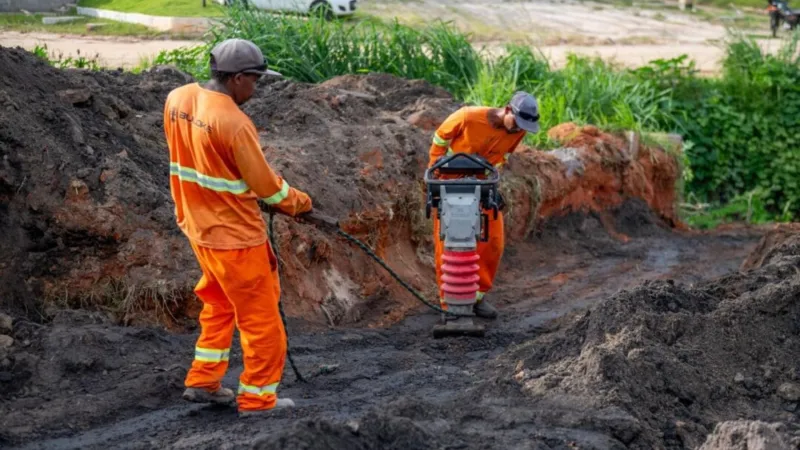 Prefeitura executa obras de drenagem na lateral da BR-101