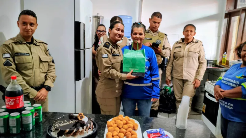 Policiais da 87ª CIPM homenageiam funcionária civil em comemoração de seu aniversário Policiais da 87ª CIPM homenageiam funcionária civil em comemoração de seu aniversário