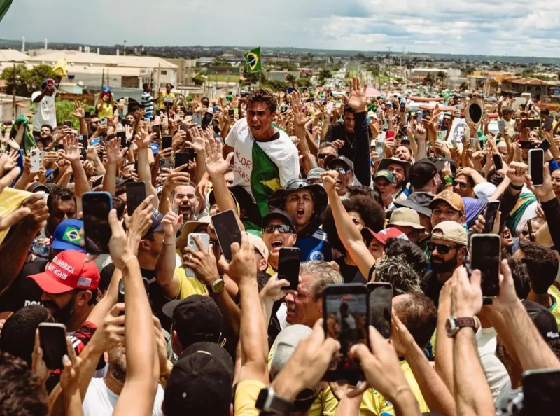 Deputado Nikolas Ferreira conclui caminhada até Brasília em protesto e mobiliza debates políticos   
