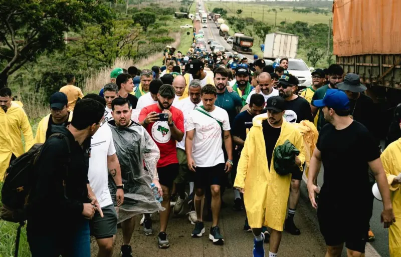 Deputado Nikolas Ferreira conclui caminhada até Brasília em protesto e mobiliza debates políticos   