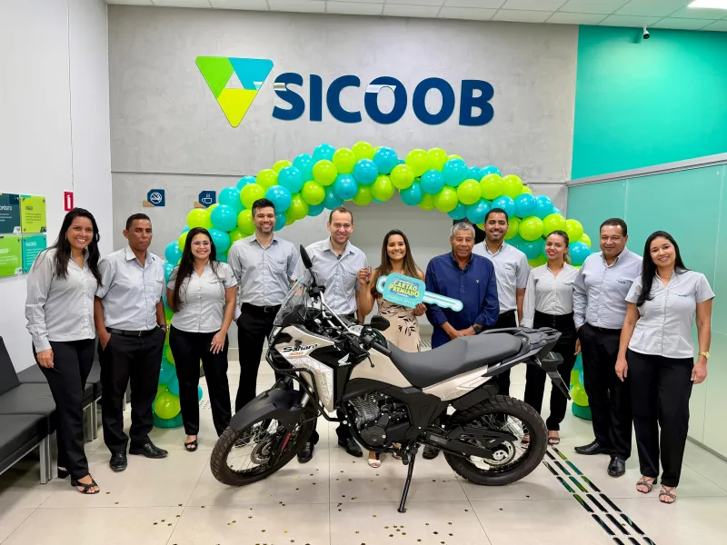 Sicoob Carlos Chagas entrega moto à primeira ganhadora da campanha Cartão Premiado em Teixeira de Freitas
