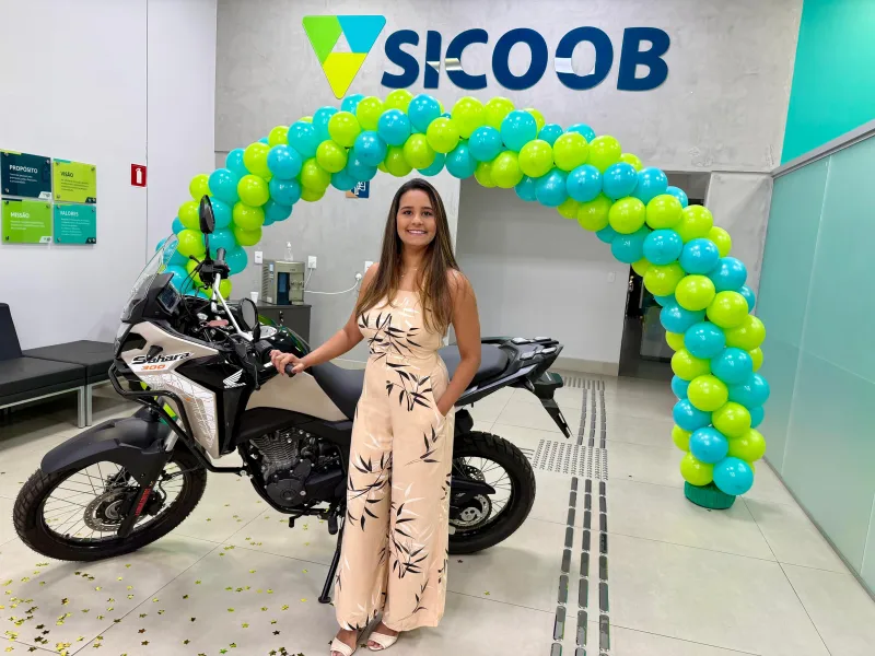Sicoob Carlos Chagas entrega moto à primeira ganhadora da campanha Cartão Premiado em Teixeira de Freitas