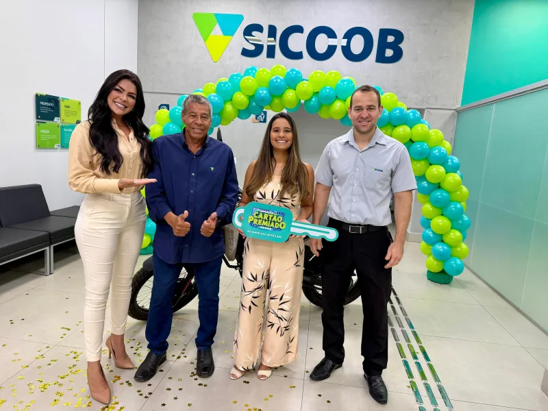 Sicoob Carlos Chagas entrega moto à primeira ganhadora da campanha Cartão Premiado em Teixeira de Freitas