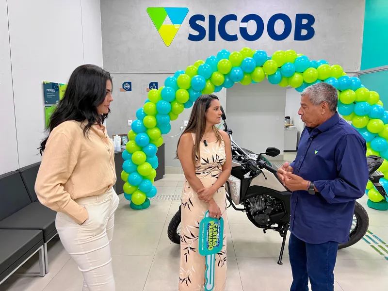 Sicoob Carlos Chagas entrega moto à primeira ganhadora da campanha Cartão Premiado em Teixeira de Freitas