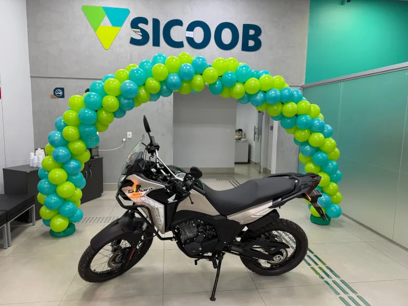 Sicoob Carlos Chagas entrega moto à primeira ganhadora da campanha Cartão Premiado em Teixeira de Freitas