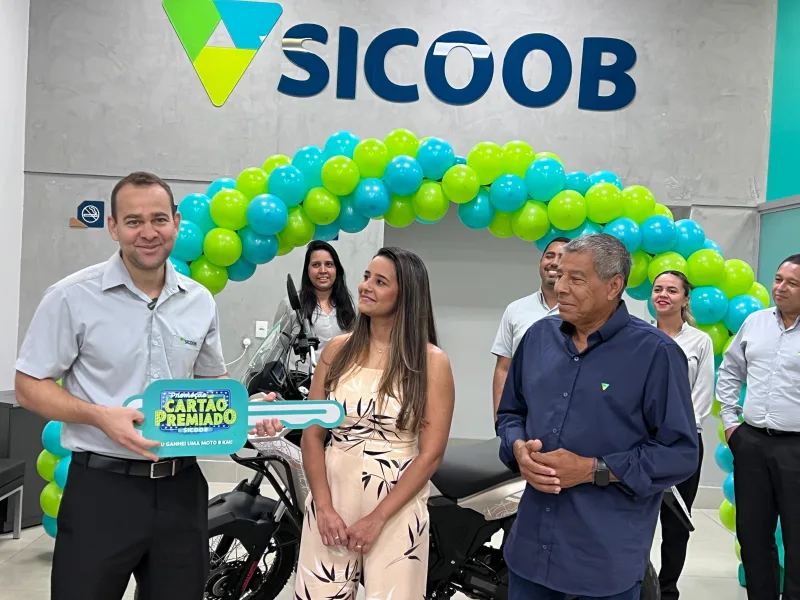 Sicoob Carlos Chagas entrega moto à primeira ganhadora da campanha Cartão Premiado em Teixeira de Freitas