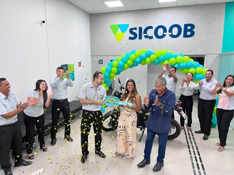 Sicoob Carlos Chagas entrega moto à primeira ganhadora da campanha Cartão Premiado em Teixeira de Freitas