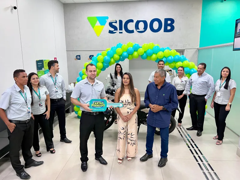 Sicoob Carlos Chagas entrega moto à primeira ganhadora da campanha Cartão Premiado em Teixeira de Freitas