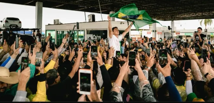 Deputado Nikolas Ferreira conclui caminhada até Brasília em protesto e mobiliza debates políticos   