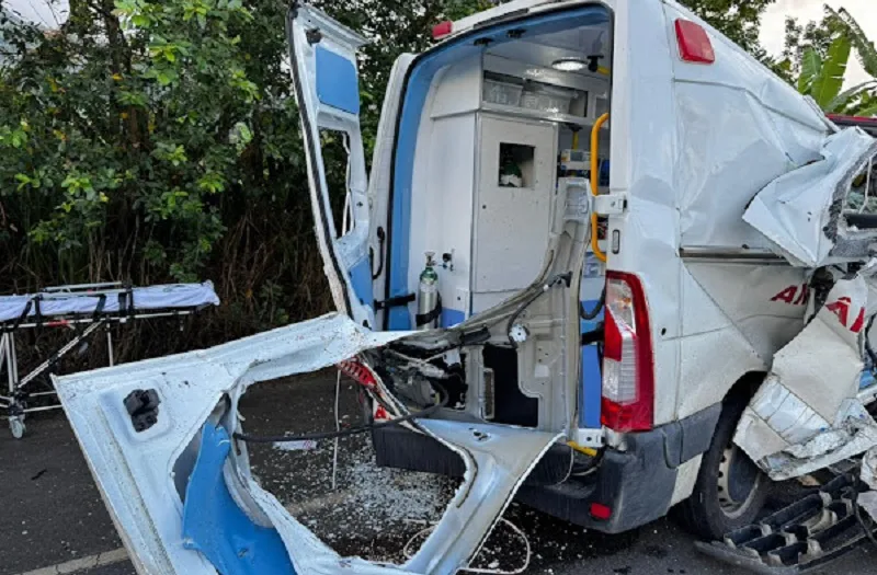 Tragédia na BR-101: Acidente com Ambulância de Teixeira de Freitas deixa três mortos próximo de Itabuna