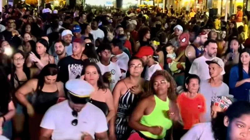 Pré-Carnaval ‘Abre Alas’ reúne multidão e movimenta economia na Rua da Pituba, em Teixeira de Freitas Pré-Carnaval ‘Abre Alas’ reúne multidão e movimenta economia na Rua da Pituba, em Teixeira de Freitas