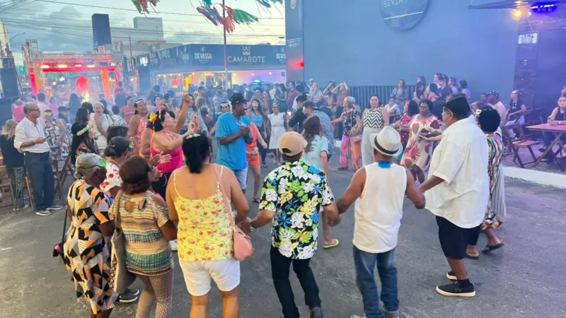 Pré-Carnaval ‘Abre Alas’ reúne multidão e movimenta economia na Rua da Pituba, em Teixeira de Freitas Pré-Carnaval ‘Abre Alas’ reúne multidão e movimenta economia na Rua da Pituba, em Teixeira de Freitas