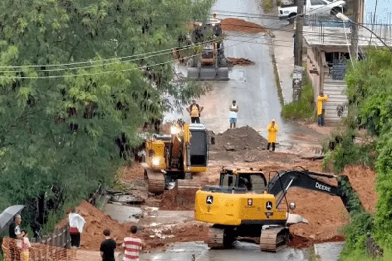 A Prefeitura de Teixeira de Freitas iniciou uma intervenção emergencial na ladeira da Avenida Padre Anchieta para minimizar os impactos provocados pelas fortes chuvas que atingiram o município. A Prefeitura de Teixeira de Freitas iniciou uma intervenção emergencial na ladeira da Avenida Padre Anchieta para minimizar os impactos provocados pelas fortes chuvas que atingiram o município.