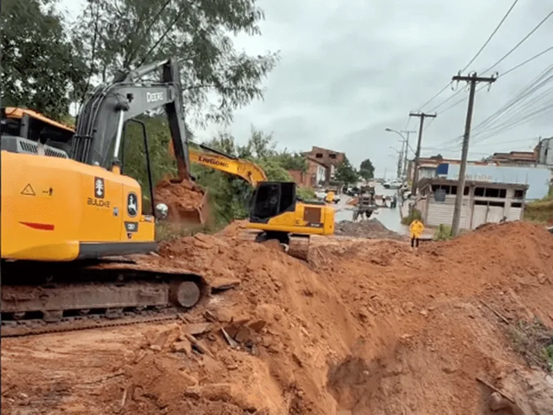 A Prefeitura de Teixeira de Freitas iniciou uma intervenção emergencial na ladeira da Avenida Padre Anchieta para minimizar os impactos provocados pelas fortes chuvas que atingiram o município. A Prefeitura de Teixeira de Freitas iniciou uma intervenção emergencial na ladeira da Avenida Padre Anchieta para minimizar os impactos provocados pelas fortes chuvas que atingiram o município.