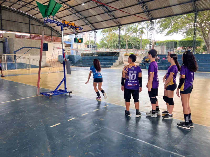 Mundo Vôlei lança máquina de treinamento inédita no Clube Jacarandá em Teixeira de Freitas'