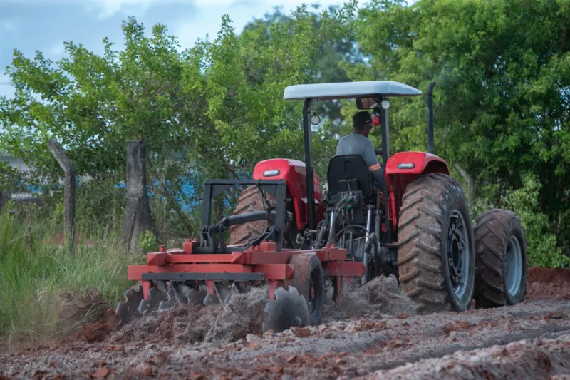 Prefeitura avança com terraplanagem para pavimentação da Rua Albatroz, na Vila Caraípe
