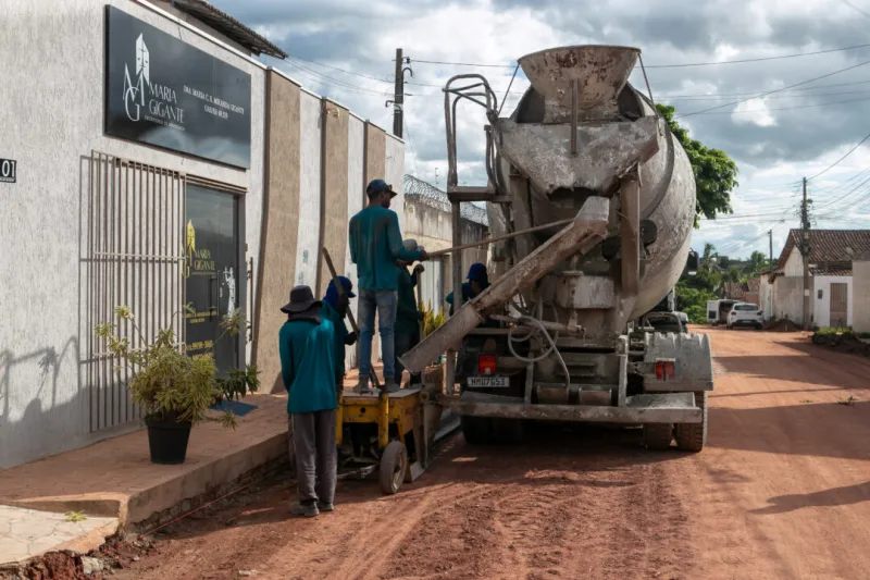 Prefeitura avança com terraplanagem para pavimentação da Rua Albatroz, na Vila Caraípe